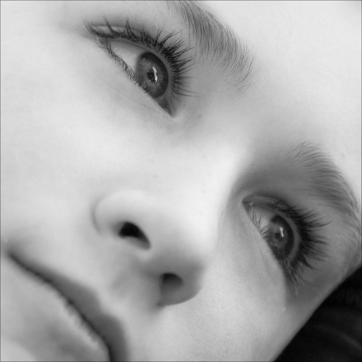 Portrait en noir et blanc d'un enfant avec le regard dans le vague