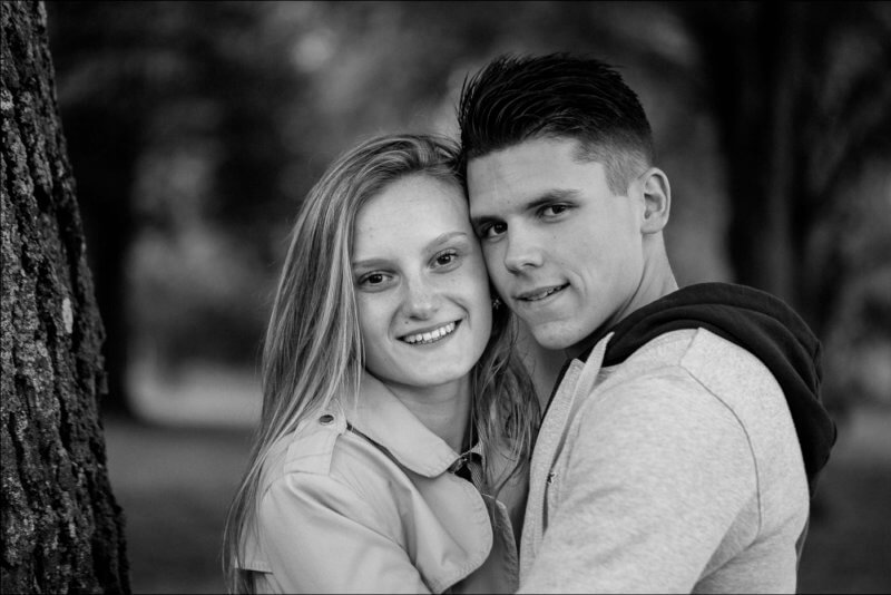 Photo en noir et blanc avec deux amoureux tête contre tête qui regardent l'objectif