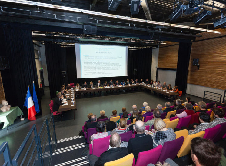 Les spectateurs sont assis dans les gradins pendant le conseil municipal