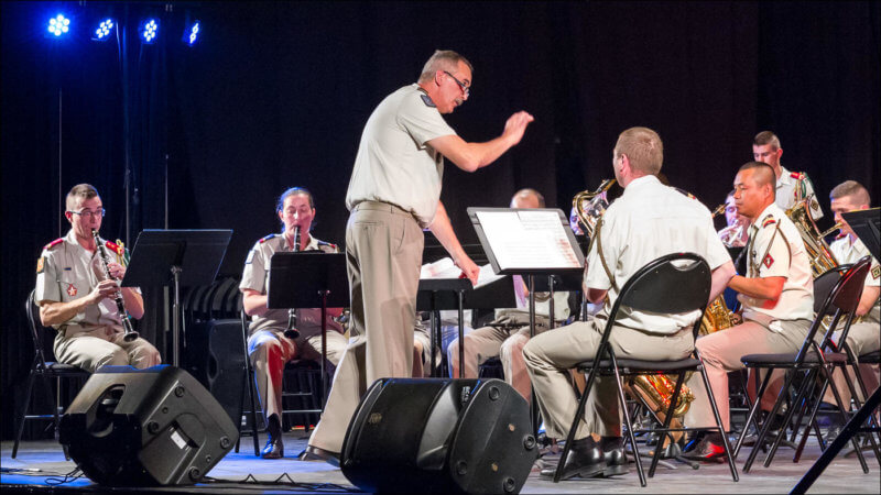 Le chef d'orchestre de la fanfare du 92 Ri dirige ses musiciens à la baguette