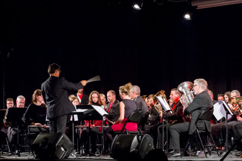 Le chef d'orchestre de la fanfare de Cournon bat la mesure