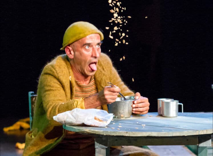 Le comédien de ce spectacle, vêtu tout de jaune, jette des cuillère de céréale pour les gober au vol