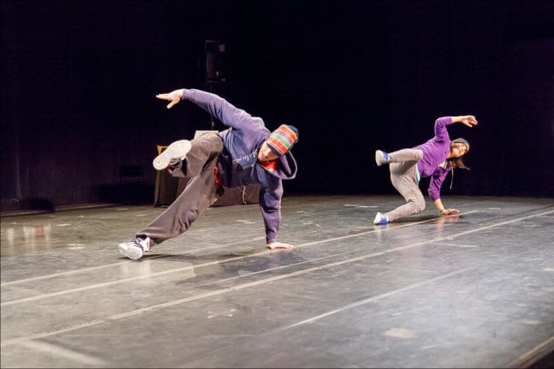 Les deux artistes dansent le hip hop sur la scène