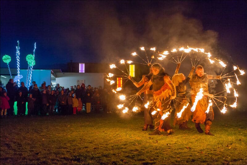 Les quatres artistes de ce spectacle manipulent des éventails avec du feu à l'extrémité des tiges. Ils dansent dans la nuit