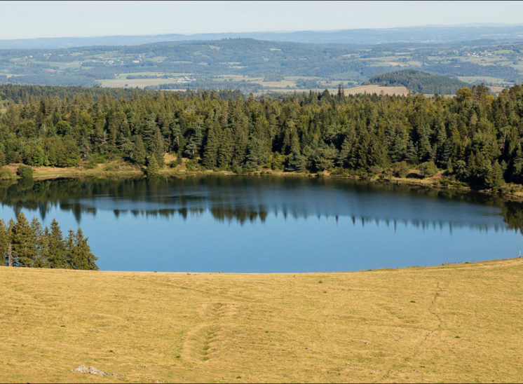 Photographie aérienne du lac servière