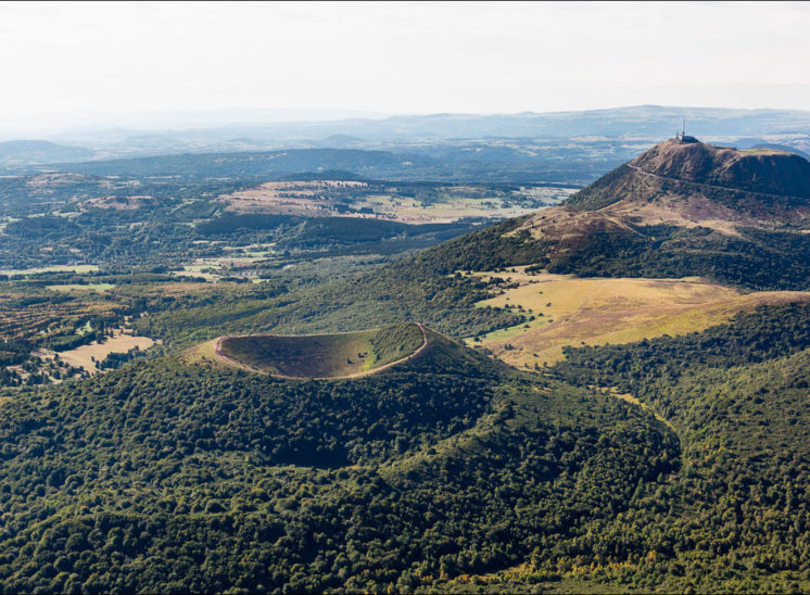 Photographie aérienne du puy de Pariou et du puy de dome