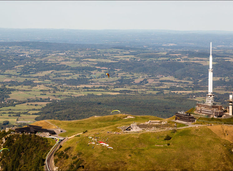 Vue aérienne du sommet du puy de dome avec vol de parapente