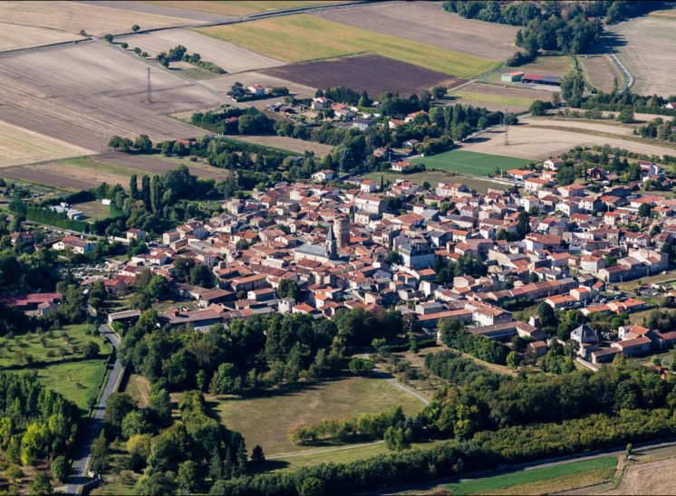 vue aérienne du village de La Sauvetat, au sud de Clermont Ferrand