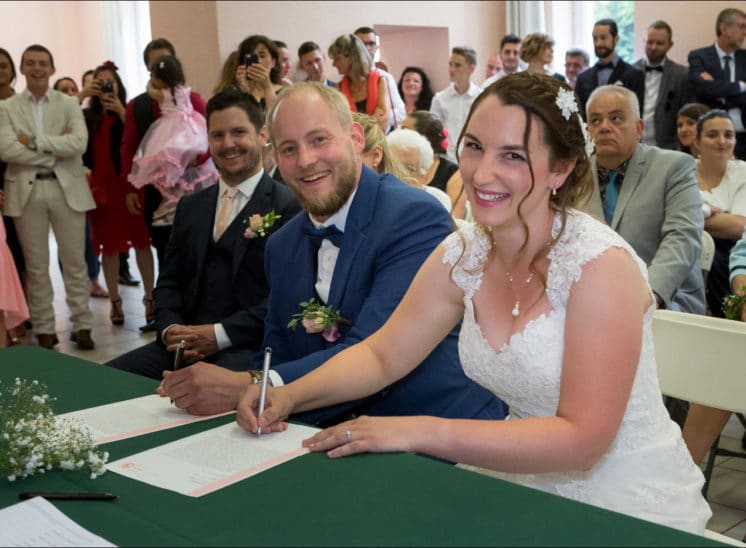Les mariés signent le registre à la mairie
