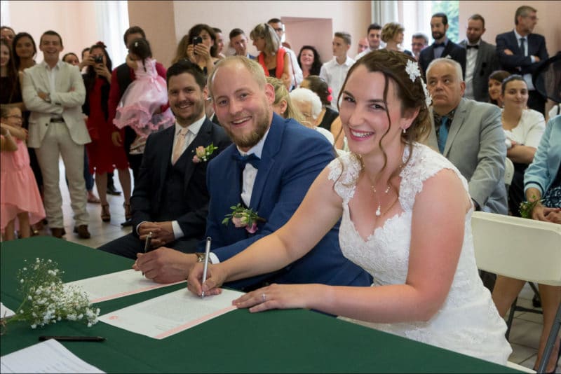 Les mariés signent le registre à la mairie