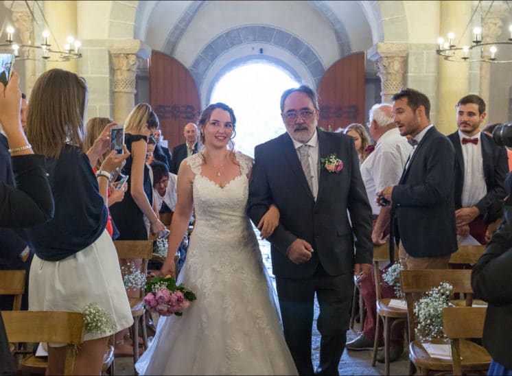 Le père de la mariée accompagne sa fille dans l'église