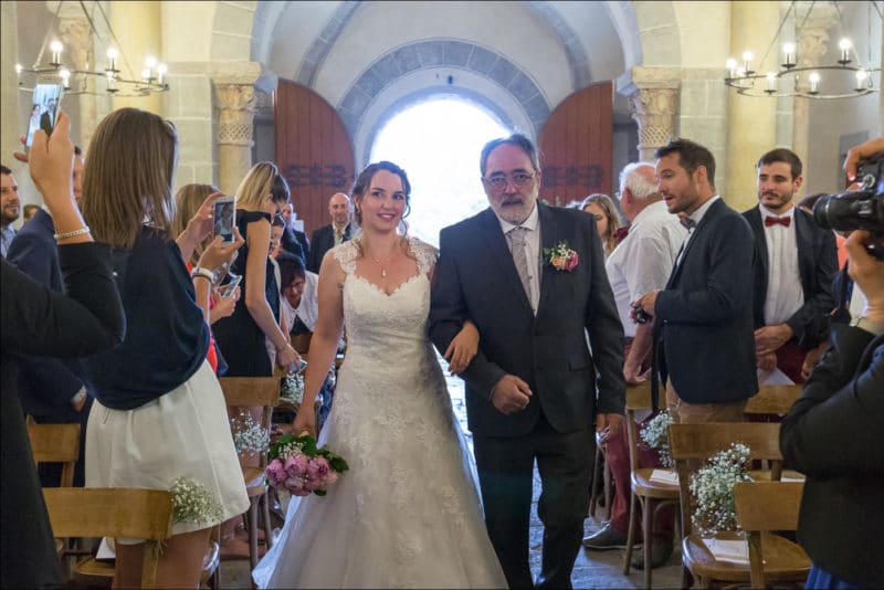 Le père de la mariée accompagne sa fille dans l'église