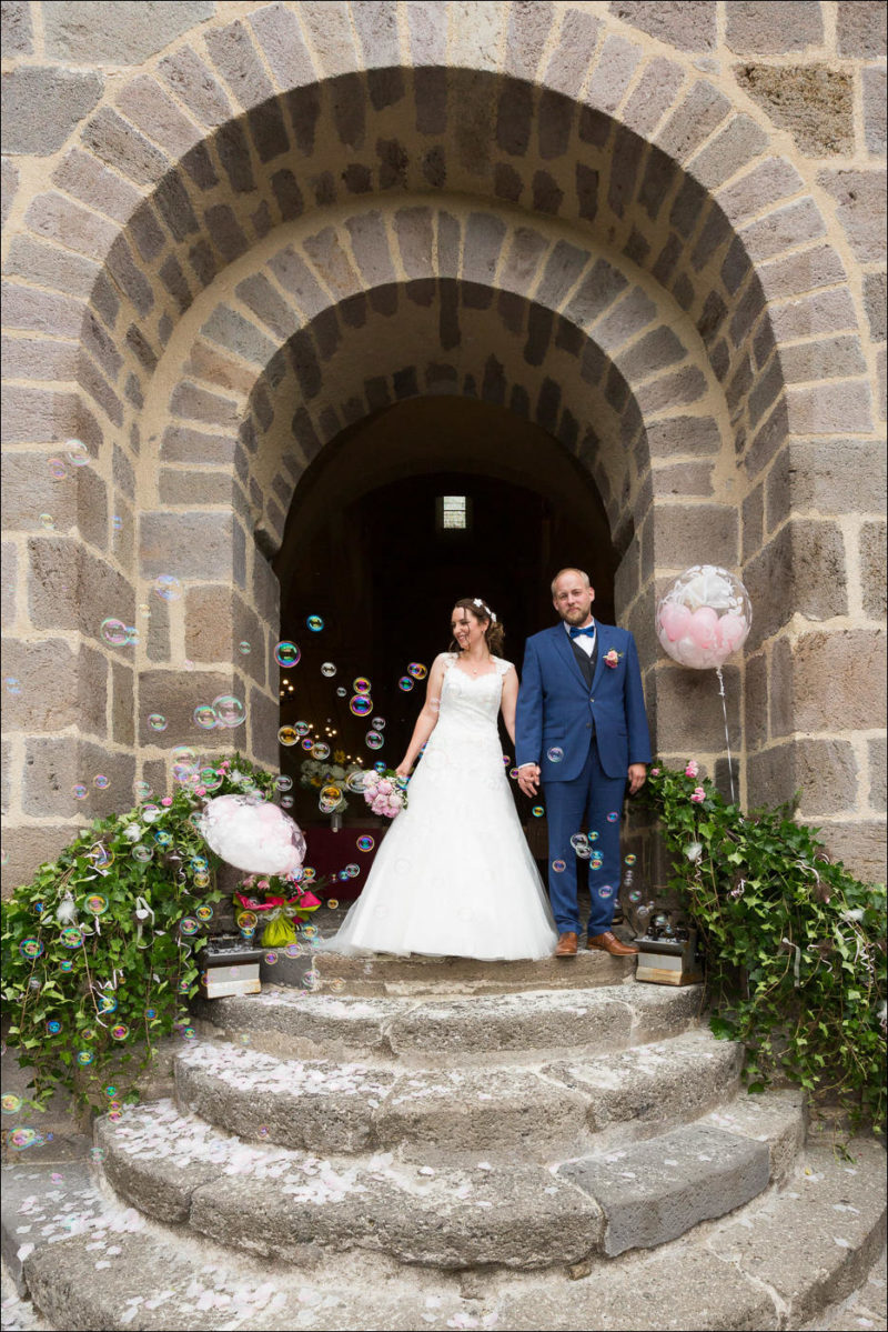 Les mariés sortent de l'église