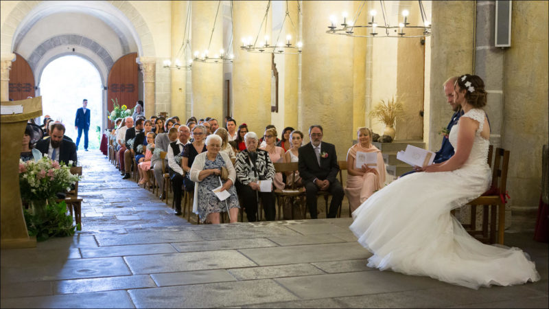 Les mariés sont assis dans l'église