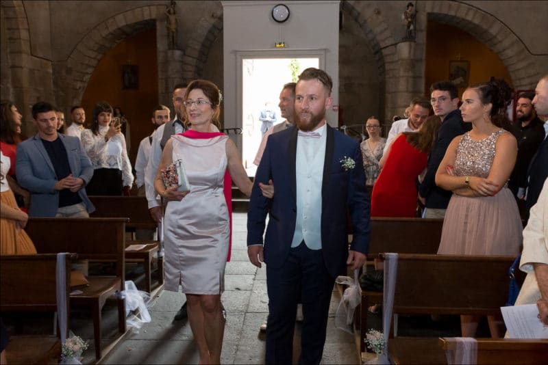 Le mariè arrive à l'église accompagné de sa mère