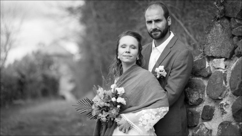 Les mariès regardent l'objectif lors des photos de couple