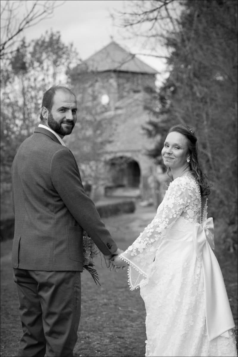 Photo de couple des mariés qui se tiennent la main