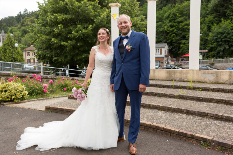 Les mariés posent avant d'entrée à la mairie