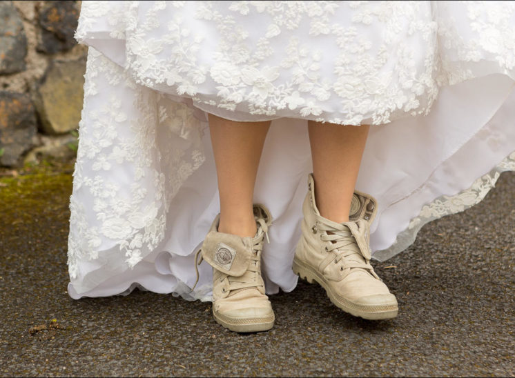 Gros plan des chaussures de la mariée