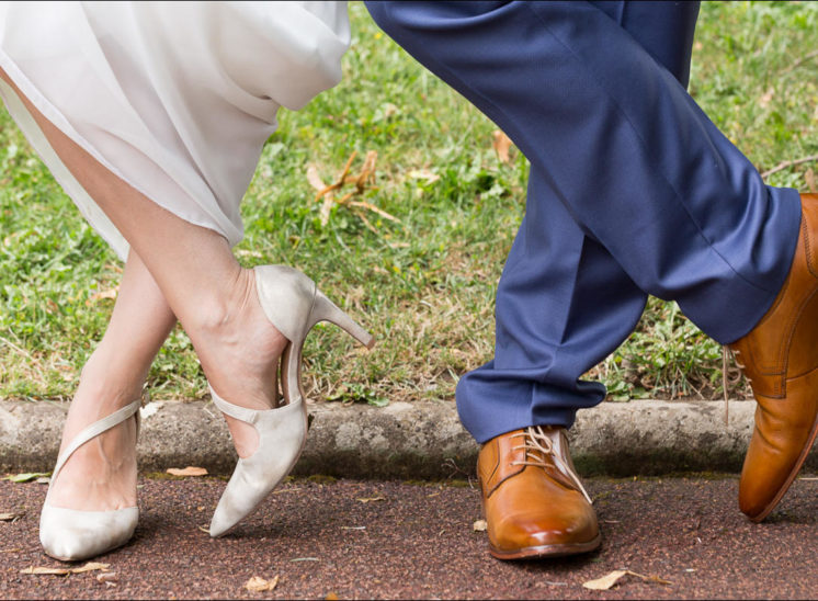 Gros plan sur les pieds croisés des mariés