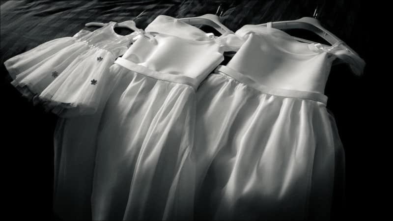 Les robes des filles de la mariée alignées sur le lit