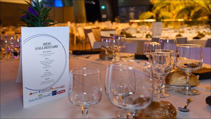 Les table de réception sont dréssées avec le menu du gala dentaire